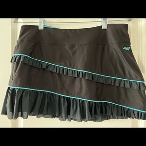 Super cute Avia tennis skirt in black with turquoise trim. Size M